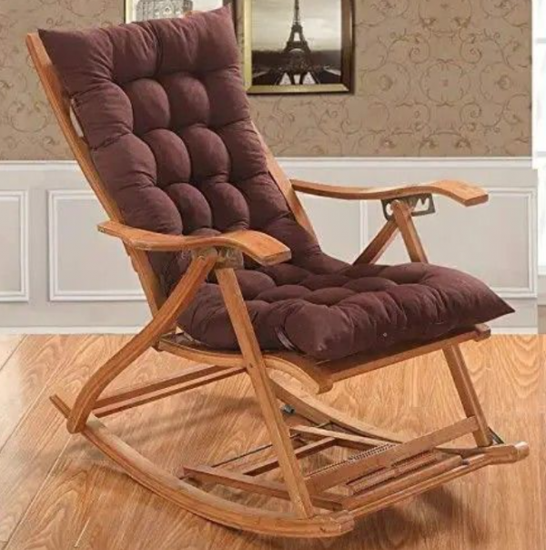 Kursi santai dengan bantal warna-warni